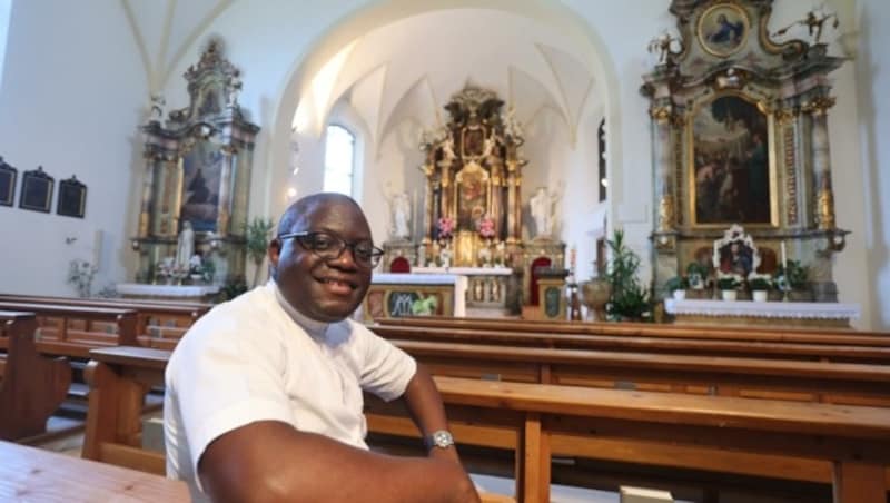 Pfarrer Basile Harusha in der Kirche von Landeck-Perjen (Bild: Birbaumer Christof)