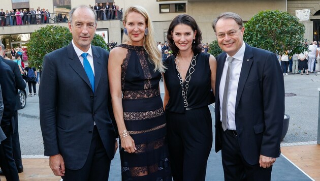 Stachen ebenfalls hervor: Eva Dichand (neben "Krone"-Herausgeber Dr. Christoph Dichand, li.) sowie Andrea Drexel (2. v. re.) mit Ehegatte und SPAR-Vorstandsvorsitzendem Gerhard Drexel (Bild: Tschepp Markus)