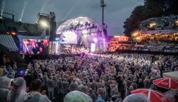 Teils regnete es ordentlich, doch das tat der Stimmung keinen Abbruch. Die Tausenden Fans zogen sich „Krone“-Regenponchos über und tanzten einfach weiter. (Bild: LIEBL Daniel / zeitungsfoto.at)