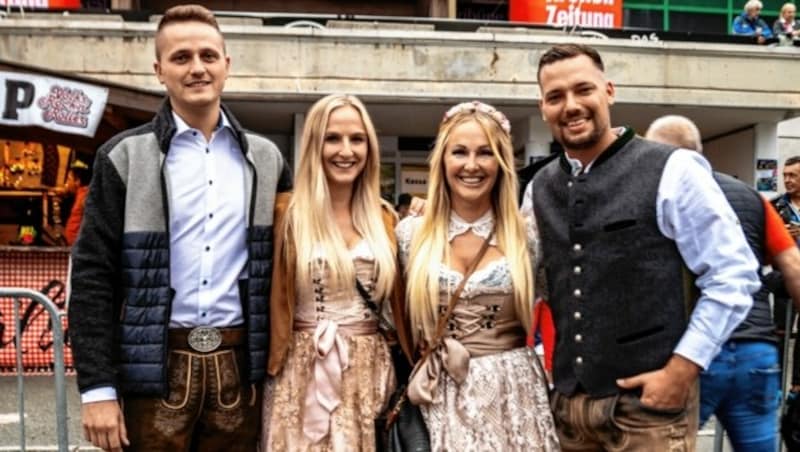 Im feschen Dirndl und in der zünftigen Lederhose feierte dieses Quartett. (Bild: zeitungsfoto.at/LIEBL Daniel)