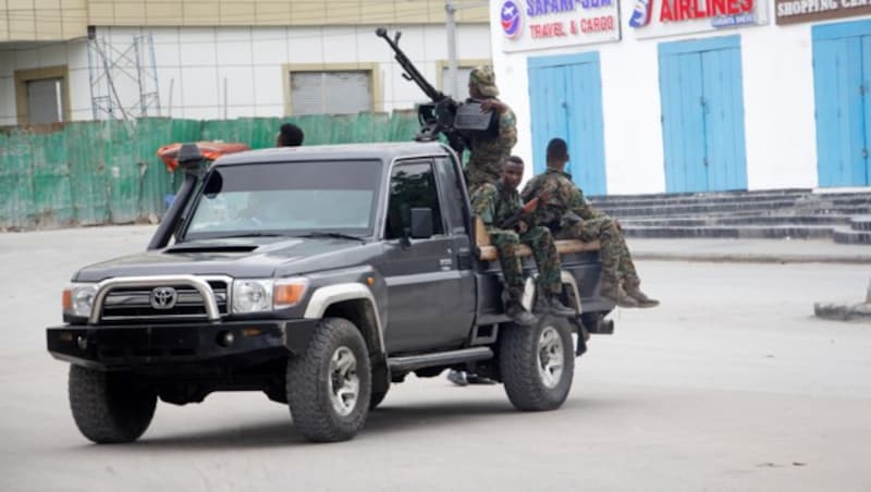 Soldaten patrouillieren vor dem Hayat Hotel in Mogadischu. (Bild: AP (Archivbild))