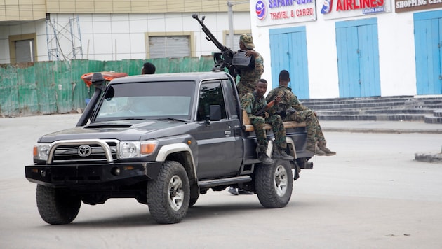 Soldiers patrol in front of a hotel in Mogadishu. (Bild: AP (Archivbild))