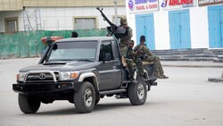 Soldaten patrouillieren vor dem Hayat Hotel in Mogadischu. (Bild: Associated Press)