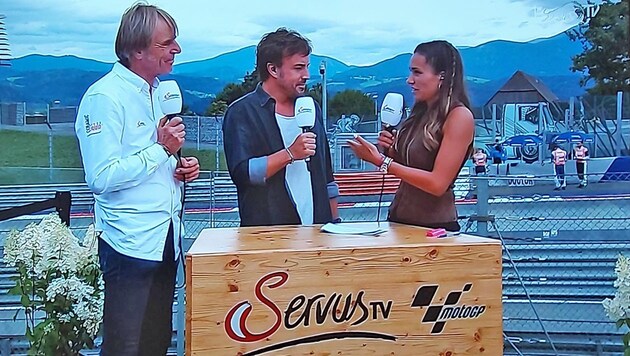 Andrea Schlager interviewt Fernando Alonso, ganz links: Ex-Rennfahrer und ServusTV-Experte Gustl Auinger (Bild: ServusTV)