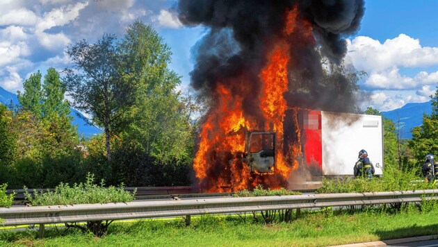 Innerhalb kürzester Zeit brannte der Lkw lichterloh (Bild: Liebl Daniel/zeitungsfoto.at, Krone KREATIV)
