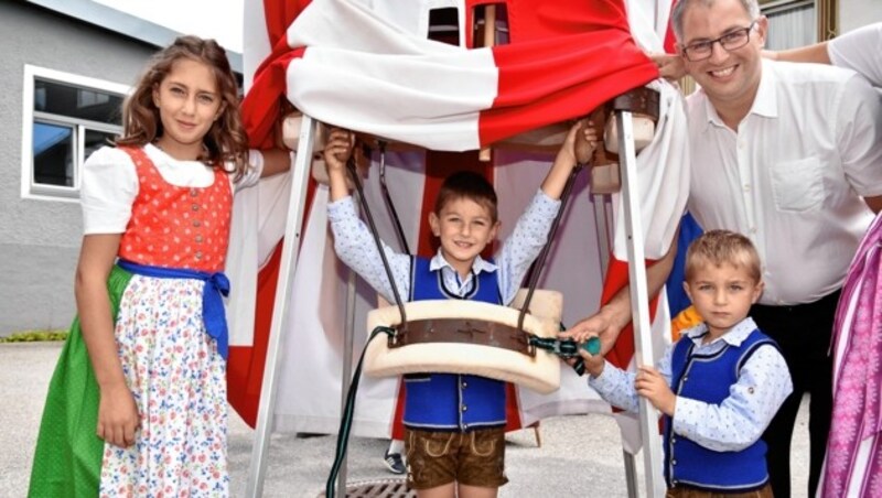 Christian Wirnsperger (rechts) trägt den Samson aus Mauterndorf, seine Söhne Christoph (5, links) und Simon (4, rechts) und Tochter Mia probieren schon wie es geht. (Bild: ROLAND_HOLITZKY)