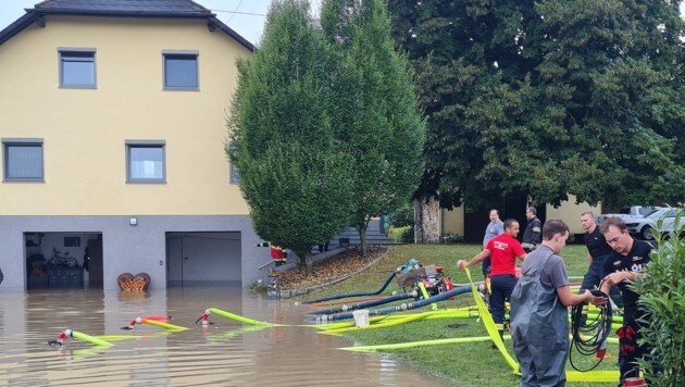 Mehrere Pumpen standen in Alkoven im Einsatz, als das Wasser bei einem Haus sich staute und es überflutete (Bild: Hermann Kollinger)