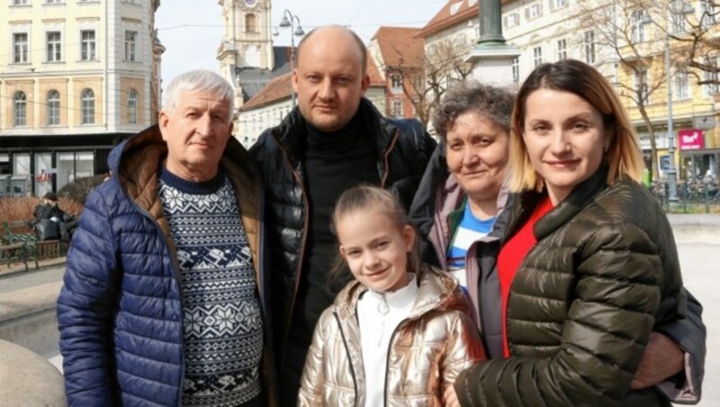 Die Familie von Oleh Hlazkov kurz nach ihrer Ankunft im sicheren Graz. (Bild: Christian Jauschowetz)