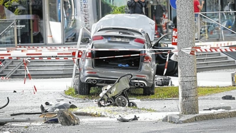 Ein Kleinkind, dessen Mutter und der SUV-Lenker selbst wurden schwer verletzt, nachdem das SUV durch den Gastgarten bretterte. Fünf weitere Personen erlitten leichte Blessuren. (Bild: Markus Tschepp)