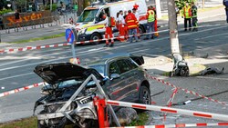 Das Autowrack nach dem schweren Unfall auf der Alpenstraße in Salzburg (Bild: Markus Tschepp)