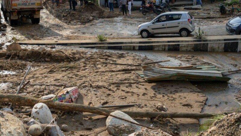 Reste eines Geschäfts nach einem Erdrutsch (Bild: AP)