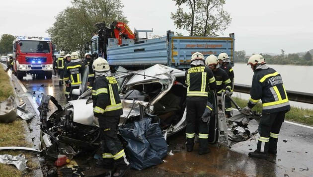 Ein Verkehrsunfall auf der B3 in Loiben in der Gemeinde Dürnstein im Bezirk Krems hat am Montag ein Todesopfer gefordert. (Bild: APA/BFK KREMS/MANFRED WIMMER)