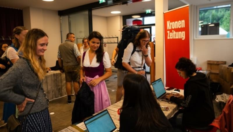 Reger Betrieb herrschte gestern beim „Woodstock Academy“-Check an den Schaltern, da viele Teilnehmer ihre Unterlagen abholten. (Bild: Johannes Kogler)