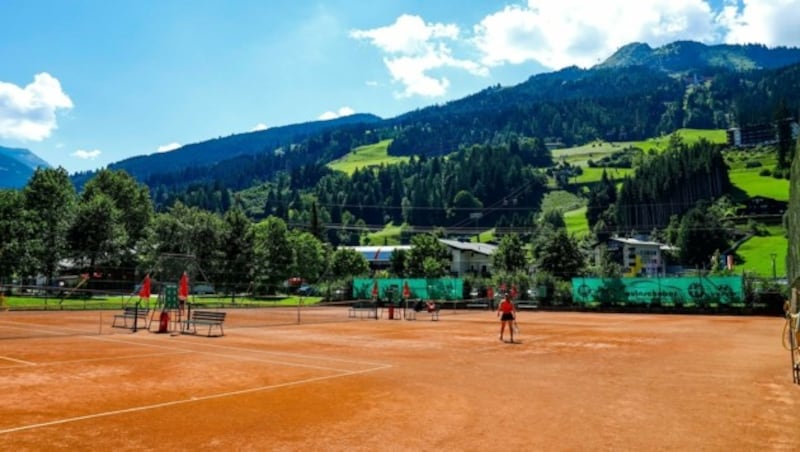 Der Sportplatz soll erneuert und um einen Abenteuerspielplatz erweitert werden. (Bild: Gerhard Schiel)