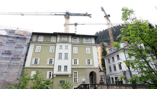 Das Haus Straubingerplatz 1 steht mitten im Baugeschehen. (Bild: Gerhard Schiel)