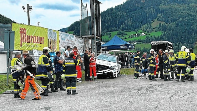 Rallye in Patergassen: Das Unfallauto wird jetzt von einem Experten genauer unter die Lupe genommen. (Bild: Marcel Tratnik)