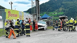Rallye in Patergassen: Das Unfallauto wird jetzt von einem Experten genauer unter die Lupe genommen. (Bild: Marcel Tratnik)