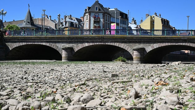 Durch die Klimakatastrophe werden lange Dürreperioden zum Problem - wie etwa hier am französischen Fluss La Savoureuse schon jetzt zu sehen ist. (Bild: AFP/SEBASTIEN BOZON)