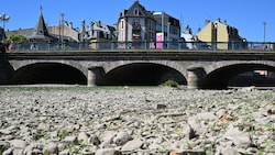 Durch die Klimakatastrophe werden lange Dürreperioden zum Problem - wie etwa hier am französischen Fluss La Savoureuse schon jetzt zu sehen ist. (Bild: AFP/SEBASTIEN BOZON)