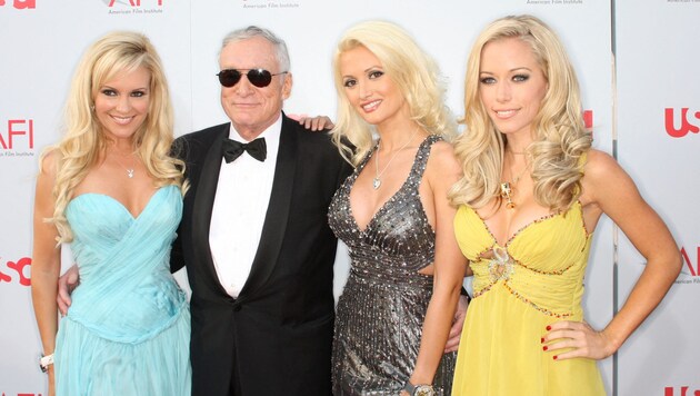 Hugh Hefner, Playmate'leri Bridget Marquart, Holly Madison ve Kendra Wilkinson ile birlikte (Bild: 2008 Getty Images)