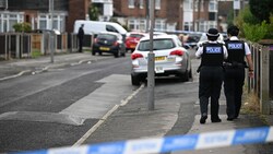 Britische Polizeibeamte vor dem Haus, in dem das neunjährige Mädchen über Nacht von einem Unbekannten erschossen wurde. (Bild: AFP)