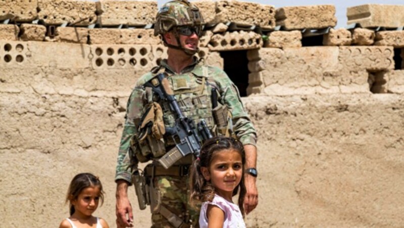 US-Soldat mit syrischen Kindern (Bild: AFP)