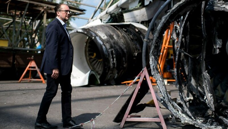 Außenminister Alexander Schallenberg während seines Besuchs im Juli auf dem zerstörten Flughafen Hostomel bei Kiew (Bild: APA/BMEIA/MICHAEL GRUBER)