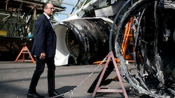 Außenminister Alexander Schallenberg während seines Besuchs im Juli auf dem zerstörten Flughafen Hostomel bei Kiew (Bild: APA/BMEIA/MICHAEL GRUBER)