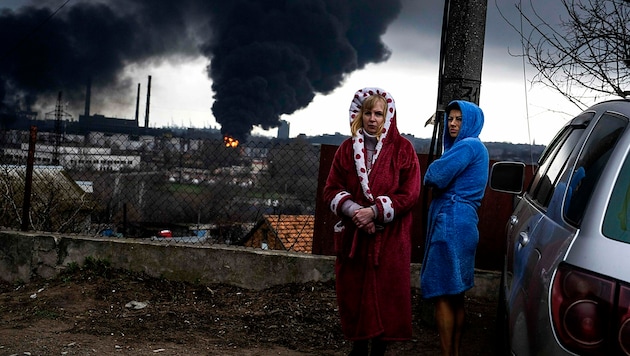 Viele Ukrainerinnen und Ukrainer sind geflüchtet. Die, die geblieben sind, fürchten um ihr Leben. (Bild: AP)