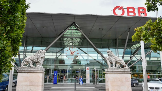 Der Bahnhof in Linz erhielt bis 2014 noch Bestnoten von den Bahnkunden, jetzt erfolgte das Abrutschen auf Rang acht. (Bild: Dostal Harald)