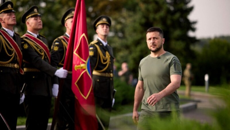 Selenskyj bei einer Zeremonie zum Tag der Nationalflagge am Dienstag in Kiew (Bild: APA/AFP/UKRAINE PRESIDENCY/STR)