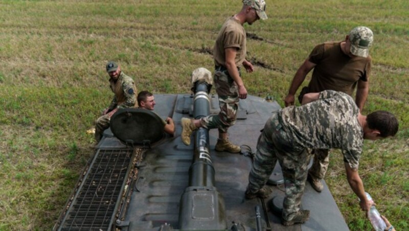 Ukrainische Soldaten bei einer Übung mit einem Panzer in der Region Donezk (Bild: AP)