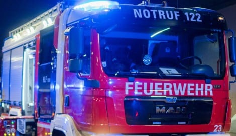 Als wahrscheinliche Ursache für das Inferno gilt eine Zigarette. 21 Mann standen bei dem Brand ...