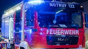 Als wahrscheinliche Ursache für das Inferno gilt eine Zigarette. 21 Mann standen bei dem Brand ...
