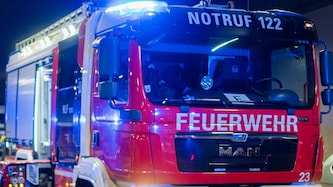 Als wahrscheinliche Ursache für das Inferno gilt eine Zigarette. 21 Mann standen bei dem Brand ...