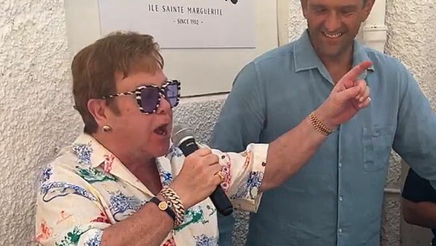 Elton John singt im Szenerestaurant La Guérite seinen neuen Song „Hold Me Closer“, den er mit Britney Spears aufgenommen hat. (Bild: www.instagram.com/eltonjohn)