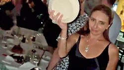 Dieser Ausschnitt aus dem Partyvideo zeigt Tatjana Nawka mit einem der zerbrochenen Teller. (Bild: Screenshot instagram.com/tatiana_navka)