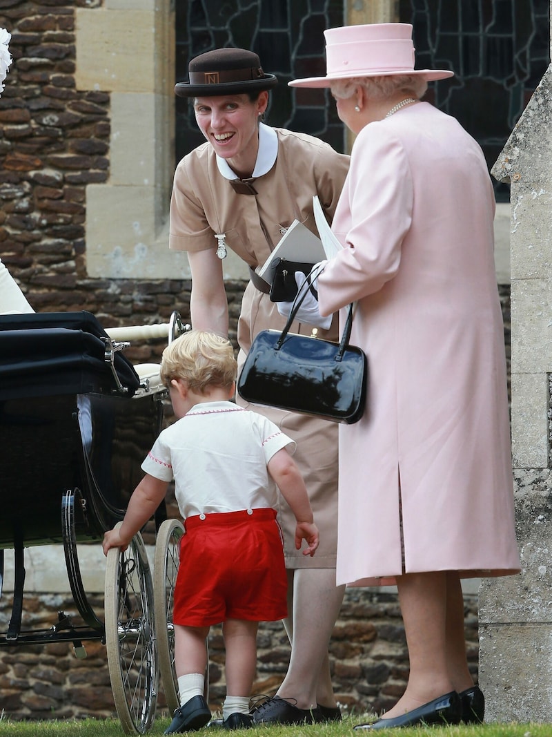 Königin Elizabeth bei der Taufe von Prinzessin Charlotte im Gespräch mit Kindermädchen Maria Teresa Turrion Borrallo, das sich um den kleinen Prinzen George kümmert. (Bild: www.PPS.at)