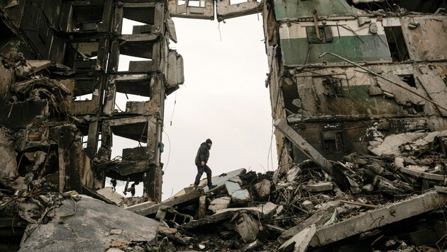 Ein Zivilist in Borodyanka (Bild: AP Photo/Vadim Ghirda, File)