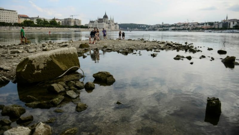 In Budapest ließ die anhaltende Dürre den Donau-Pegel im August um rund einen Meter sinken. (Bild: Associated Press)