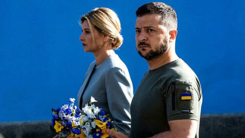 Präsident Wolodymyr Selenskyj und seine Ehefrau Olena bei einer Gedenkfeier für gefallene ukrainische Soldaten am Unabhängigkeitstag (Bild: APA/AFP/UKRAINE PRESIDENCY)