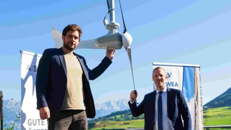 Startup-Unternehmer Johnen (li.) und Asfinag-Chef Hufnagl mit einer Turbine auf der Aussichtsplattform an der Brücke. (Bild: Liebl Daniel/zeitungsfoto.at)