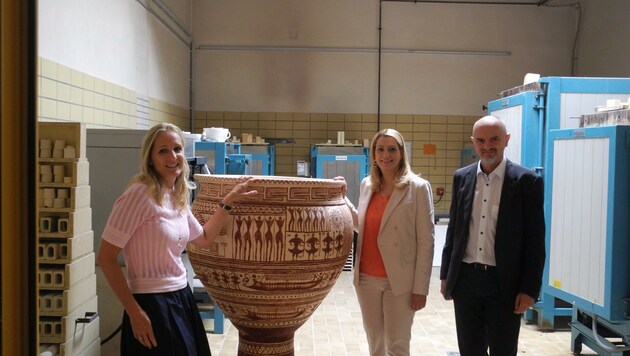 Anita Wolf mit LR Winkler und Bildungsdirektor Zitz (v. li.) in den Werkstätten der Schule. Das Keramikhandwerk hat in Stoob eine lange Tradition. (Bild: Sarah Estermann)