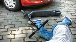 Leichtsinn und Unachtsamkeit führen oft zu schweren Unfällen mit E-Scootern. (Bild: Andrey Popov - stock.adobe.com)