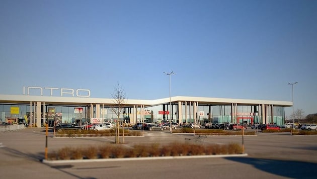 Neben dem Einkaufszentrum soll demnächst eine Shell-Tankstelle mit E-Ladestationen errichtet werden. (Bild: www.sveta.group)