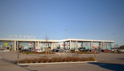 Neben dem Einkaufszentrum soll demnächst eine Shell-Tankstelle mit E-Ladestationen errichtet werden. (Bild: www.sveta.group)