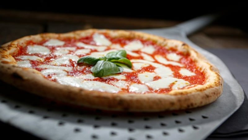 Wegen der hohen Stromrechnung ist Rovati gezwungen, für seine Pizza Margherita 10 Euro statt 5 Euro zu verlangen. (Bild: stock.adobe.com/ Alessandro Peralta)