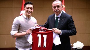 Mesut Özil (li.) und Recep Tayyip Erdogan