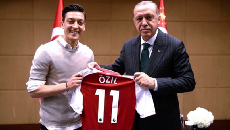 Mesut Özil (li.) und Recep Tayyip Erdogan (Bild: APA/AFP/TURKISH PRESIDENTIAL PRESS SERVICE/KAYHAN OZER)