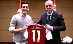 Ex-DFB-Teamspieler Mesut Özil (li.) mit Recep Tayyip Erdoğan. Geht es nach den fanatischen ...